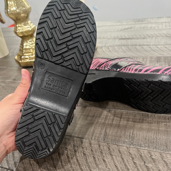 SANITA STRIPED PINK AND BLACK CANCER RIBBON NURSE SHOES CLOGS - Picture 8 of 8